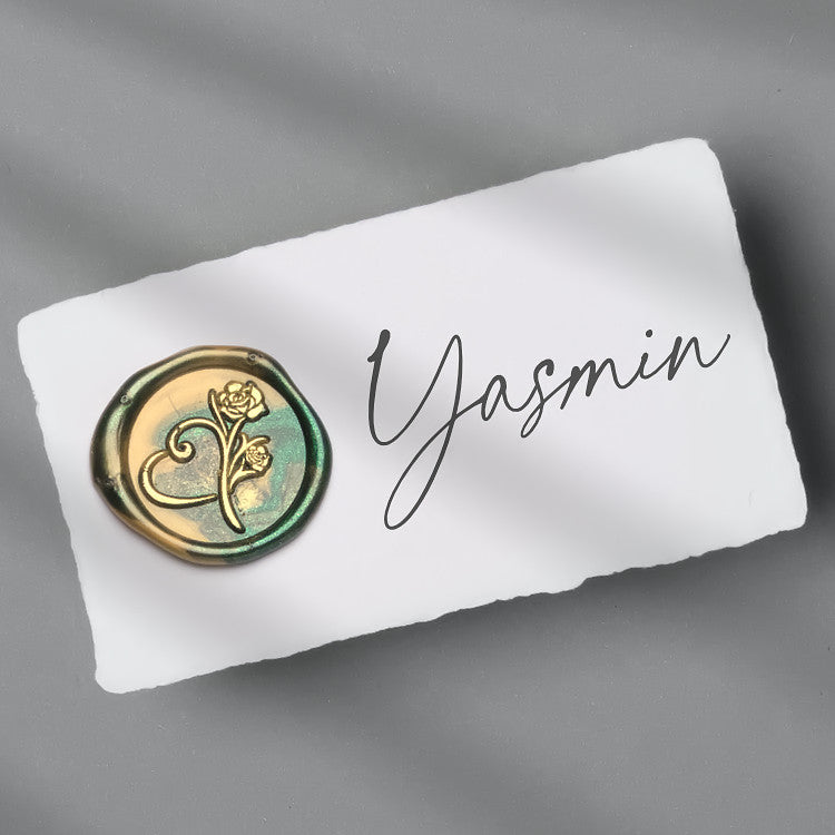 Grün-Gold marmoriertes Wachssiegel mit dem Motiv Rose mit Herz mit goldenen Details für stilvolle Geschenkverpackungen.