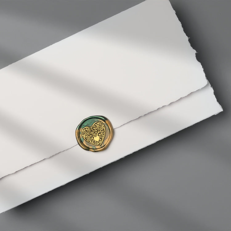 Unser Premium-Wachssiegel mit dem Motiv „Goldenes Herz“ auf einer Karte für die Kollegin.
