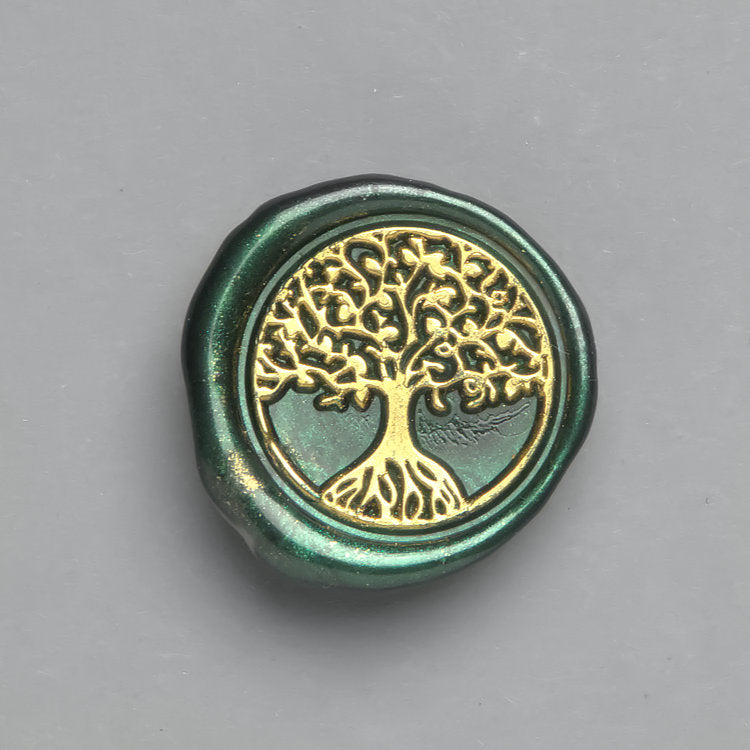 Ein grünes Wachssiegel mit goldenem Motiv „Baum“. Perfekte Ergänzung zu Einladungen oder Gutscheinen „Wellness“.