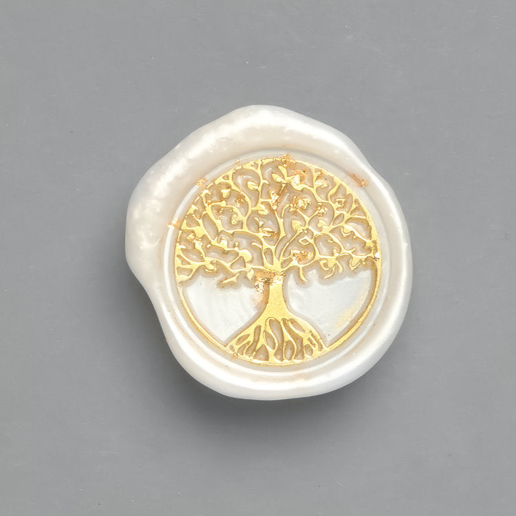 Premium-Wachssiegel mit dem Motiv „Baum“ in Perlmutt und goldenen Akzenten für Einladungen für die Taufe.