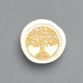 Ein weißes Wachssiegel mit goldenem Design „Baum“. Die filigranen Äste und Wurzeln symbolisieren Leben und Stärke.
