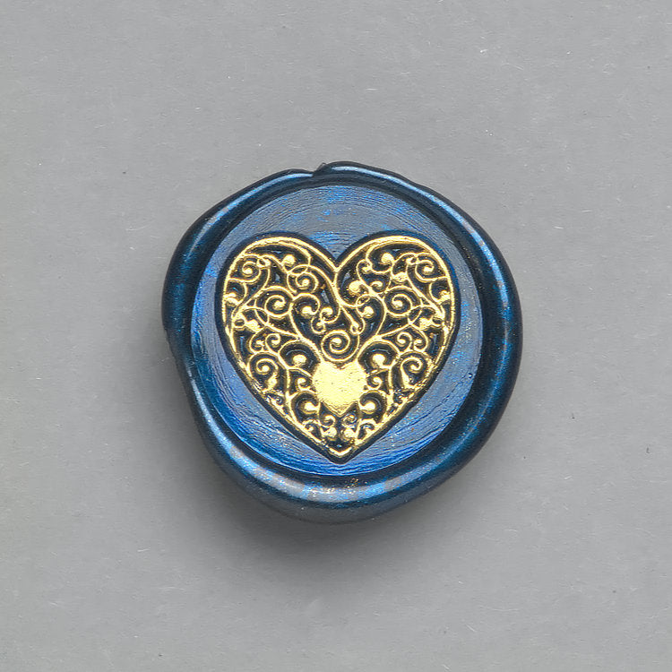 Hochwertige Wachssiegel mit dem Motiv „Goldenes Herz“ in Blau verleihen Ihren Einladungen eine besondere Eleganz.