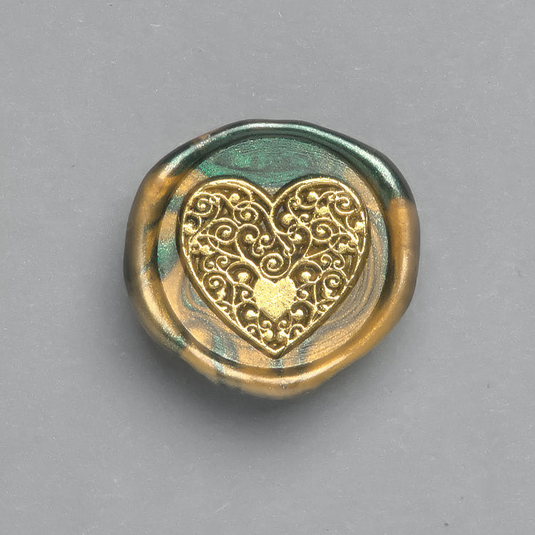 Grün-Gold marmoriertes Wachssiegel mit dem Motiv Goldenes Herz veredelt mit goldenen Akzenten für Geschenkverpackungen.