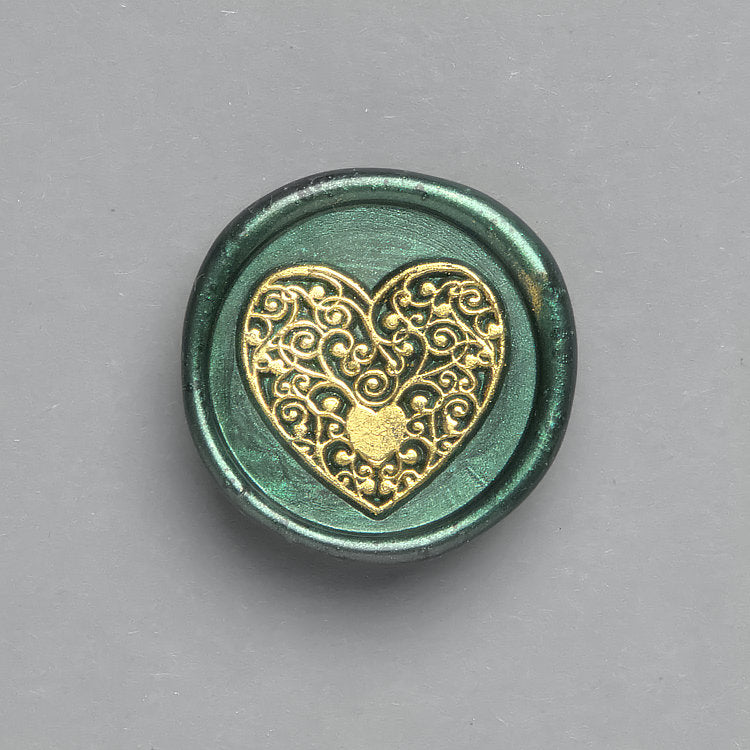 Elegante Wachssiegel mit dem Motiv „Goldenes Herz“ in Grün. 