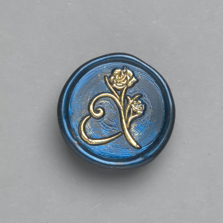 Premium Wachssiegel "Herz mit Rose“ in Blau verleihen Ihren Einladungen eine königliche Note.