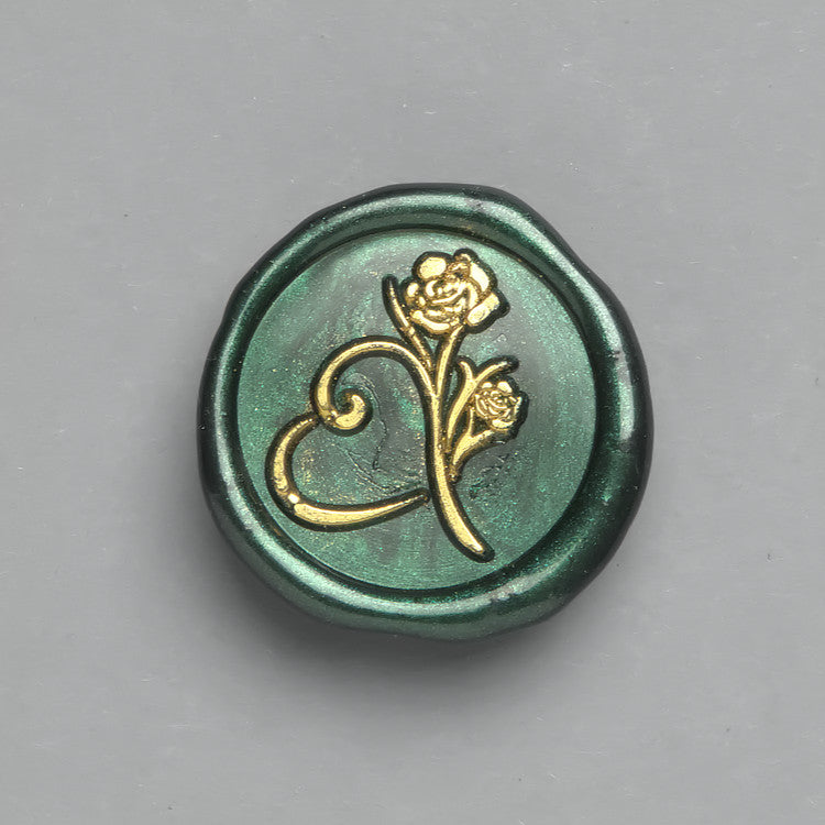 Hochwertige Wachssiegel „Herz mit Rose“ in Grün verleihen Ihren Einladungen eine besondere Eleganz.