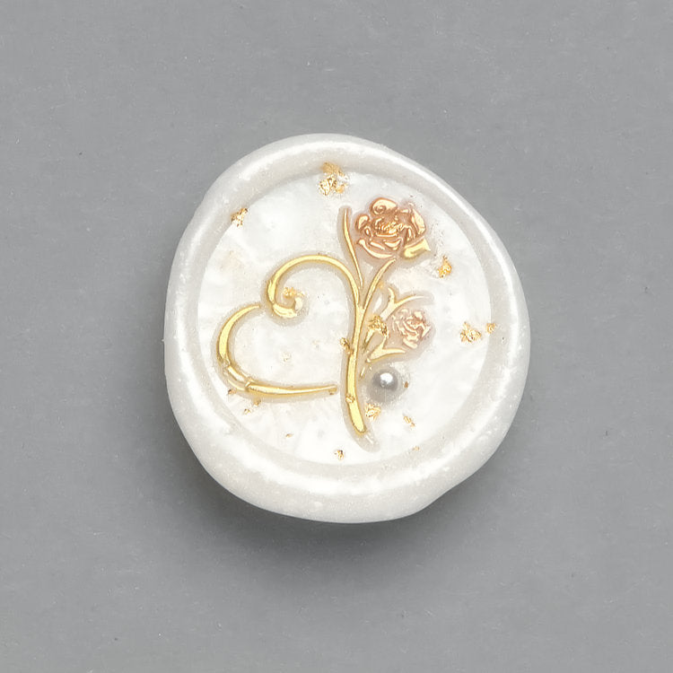 Premium Wachssiegel „Herz mit Rose“ in Perlmutt mit Goldflocken und eine Perle für Einladungen zu Ihrer Perlenhochzeit.