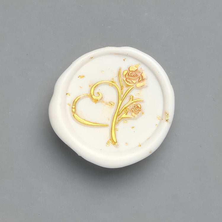 „Herz mit Rose“ eingebettet in weißem Wachs und Goldglitzer. Perfekt für Hochzeiten oder besondere Anlässe.