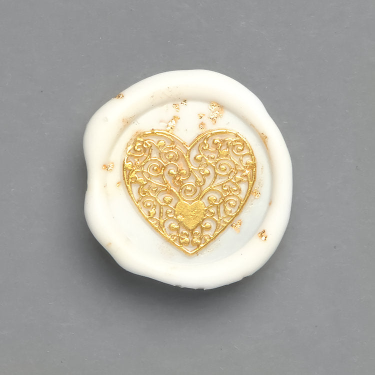 Wachssiegel in Premiumqualität mit dem Motiv „Goldenes Herz“ in Perlmutt und Goldflocken für besondere Einladungen.