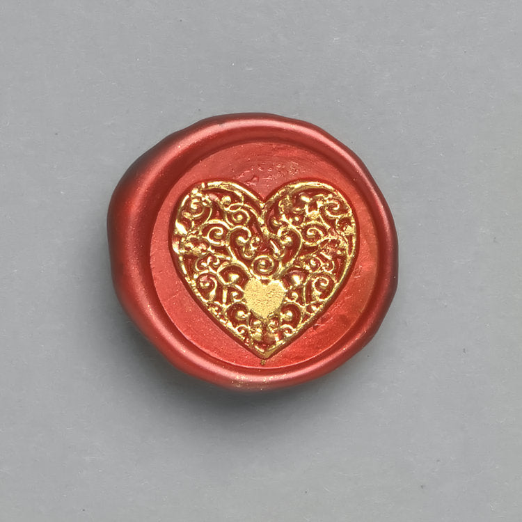 Premium-Wachssiegel mit dem Motiv „Goldenes Herz“ in Rot und goldenen Details. Perfekt für Valentinskarten.