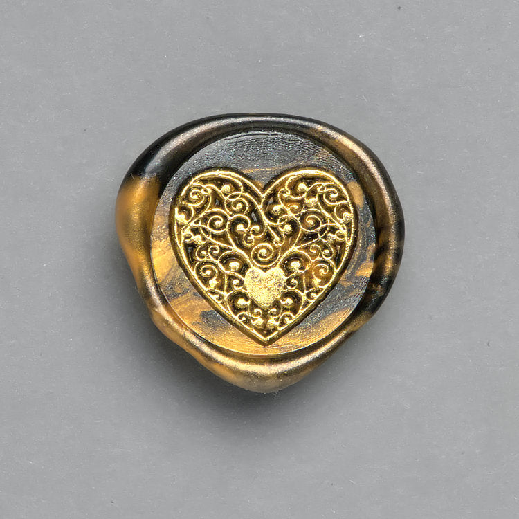 Schwarz-Gold marmoriertes Wachssiegel mit dem Motiv Goldenes Herz mit goldenen Akzenten für Geschenkverpackungen.