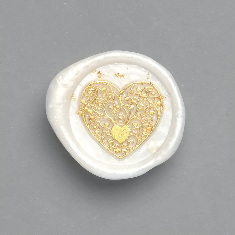 „Goldenes Herz“ eingebettet in weißem Wachs und Goldglitzer. Perfekt für Hochzeiten oder besondere Anlässe.