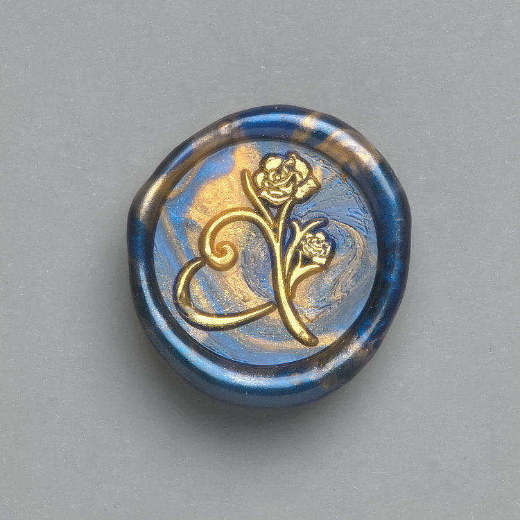 Blau-Gold marmoriertes Wachssiegel mit dem Motiv Rose mit Herz mit goldenen Akzenten für stilvolle Einladungkarten.