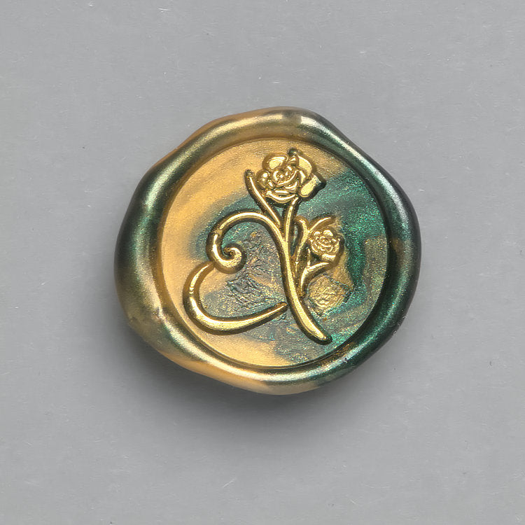 Grün-Gold marmoriertes Wachssiegel mit dem Motiv Rose mit Herz mit goldenen Akzenten für Menükarten und Einladungen.