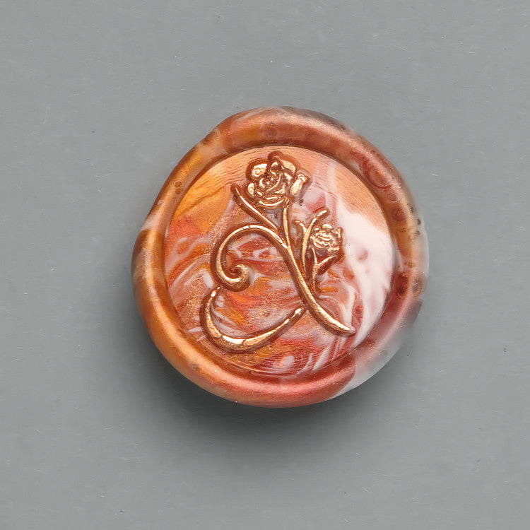 Rot-Weiß-Gold marmoriertes Wachssiegel mit dem Motiv Rose mit Herz mit goldenen Akzenten für Geschenkverpackungen.