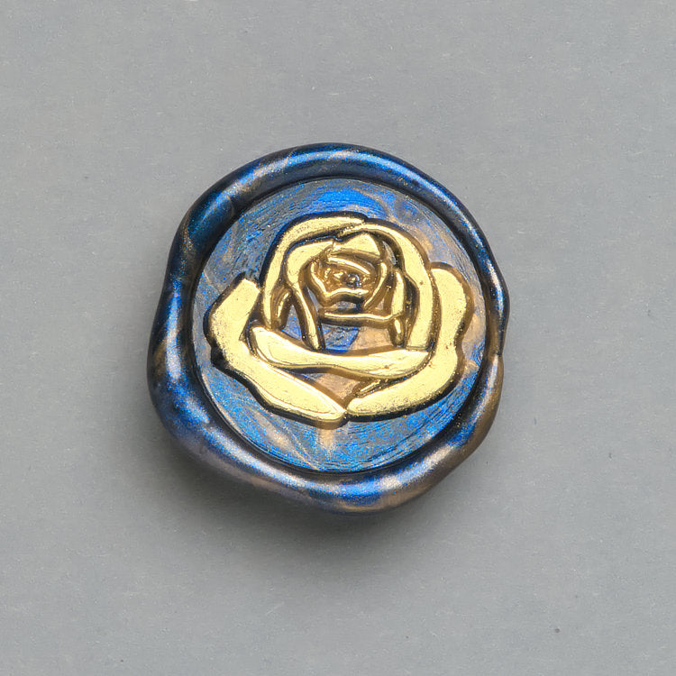 Florales Wachssiegel in Blau-Gold mit dem Motiv „Große Liebe“ mit goldener Rose für elegante Einladungen.