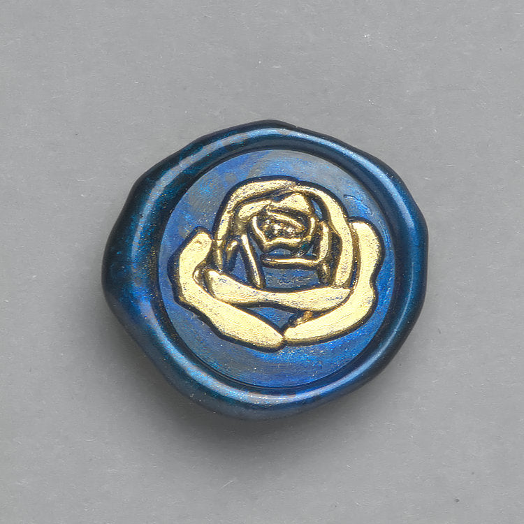 Florales Wachsiegel „Große Liebe“ in blauem Wachs. 