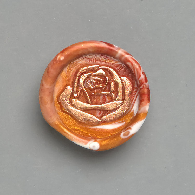Florales Wachssiegel in Rot-Weiss-Gold mit dem Motiv „Große Liebe“ mit goldener Rose für romantische Einladungen.