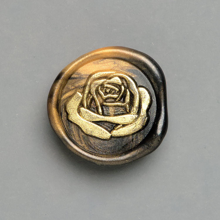 Florale Wachssiegel in Grün-Gold mit dem Motiv „Große Liebe“ mit goldener Rose für edle Menükarten und Einladungen.