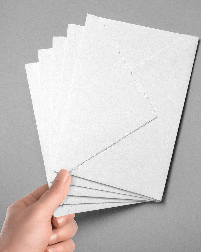 Große Kuverts aus Büttenpapier für elegante Einladungskarten.
