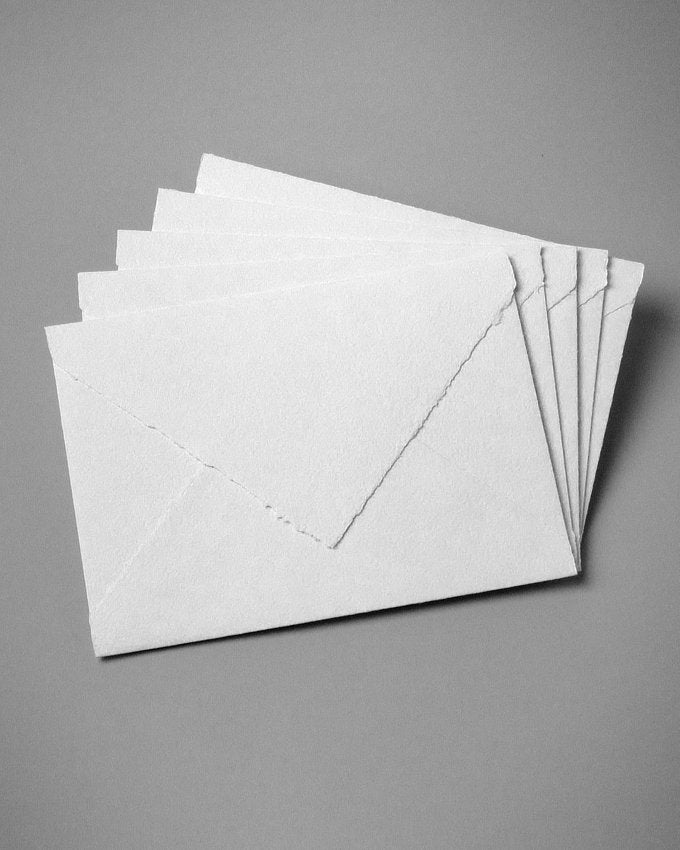 Große Umschläge aus handgeschöpftem Büttenpapier im Format C5.
