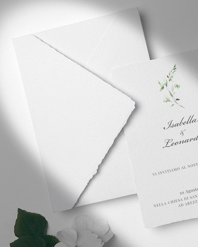 Romantische Karte für Hochzeitseinladung mit Umschlag aus handgeschöpftem Büttenpapier.