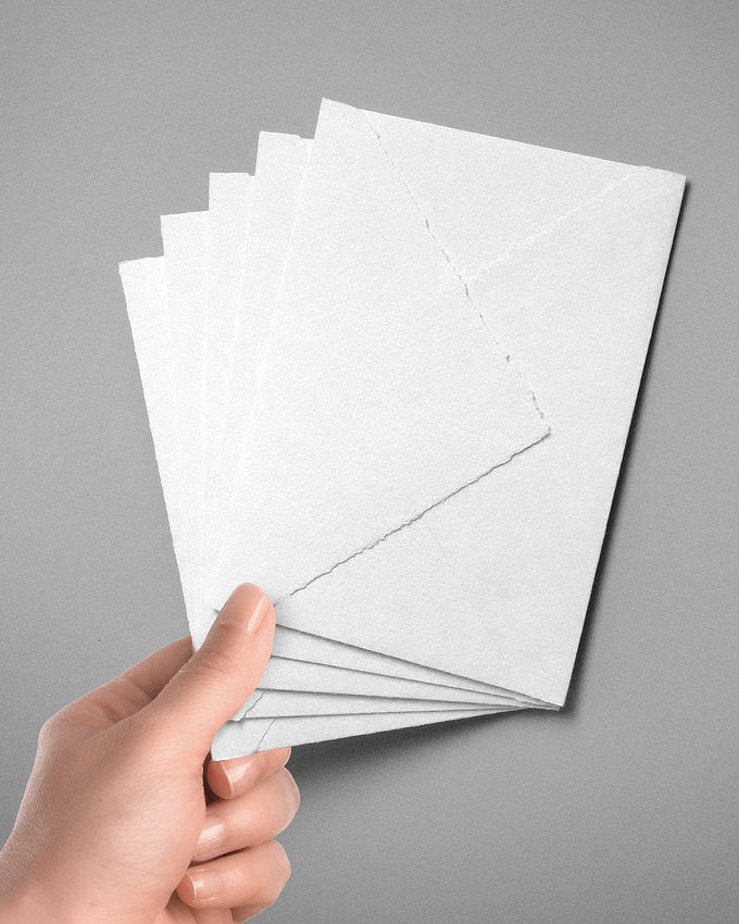 Kleine Umschläge aus Büttenpapier für Save-the-Date Karten.
