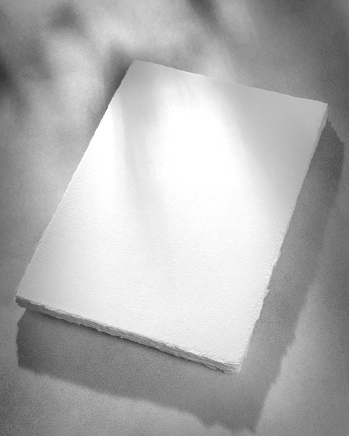 Handgeschöpftes Büttenpapier in der Größe A4.