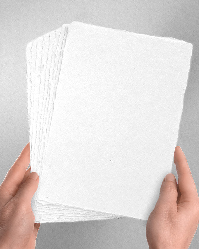 Handgeschöpftes Büttenpapier im Format DIN A4 mit eleganter Haptik und echten Büttenrändern.