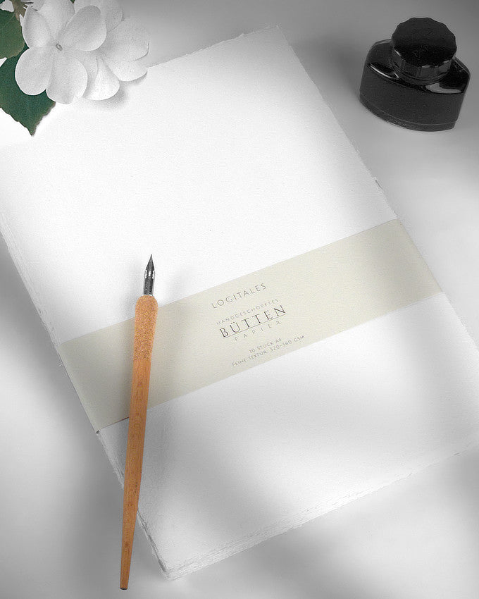Hochwertiges handgeschöpftes Büttenpapier mit feiner Haptik im Format DIN A4 für Designer und Kalligrafen.
