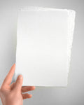 Handgeschöpftes Büttenpapier im Format A5 mit eleganter Haptik und echten Büttenrändern.