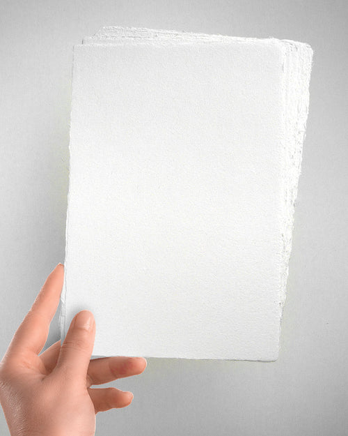 Handgeschöpftes Büttenpapier im Format A5 mit eleganter Haptik und echten Büttenrändern.