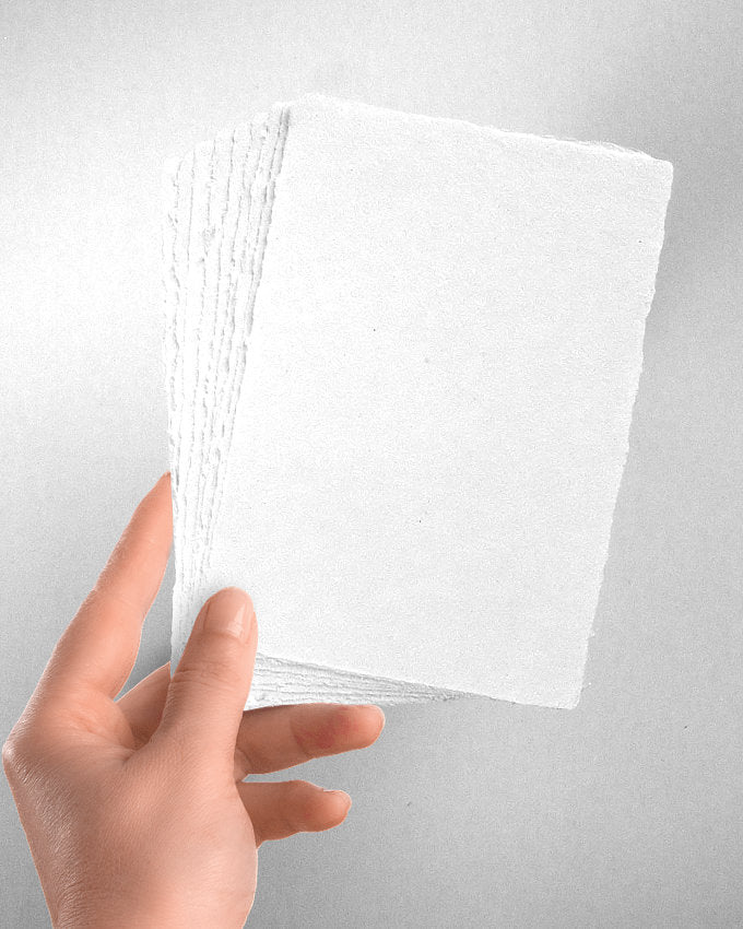 Handgeschöpftes Büttenpapier im Format A6 mit eleganter Haptik und echten Büttenrändern.