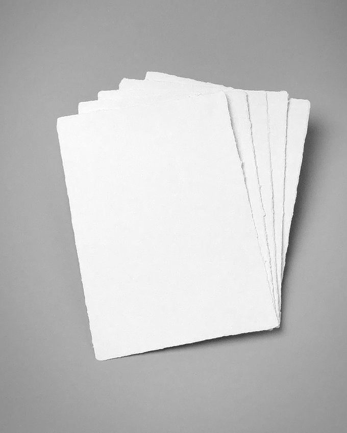 Handgeschöpftes Büttenpapier im Format A6 für elegante Save-the-Date Karten.