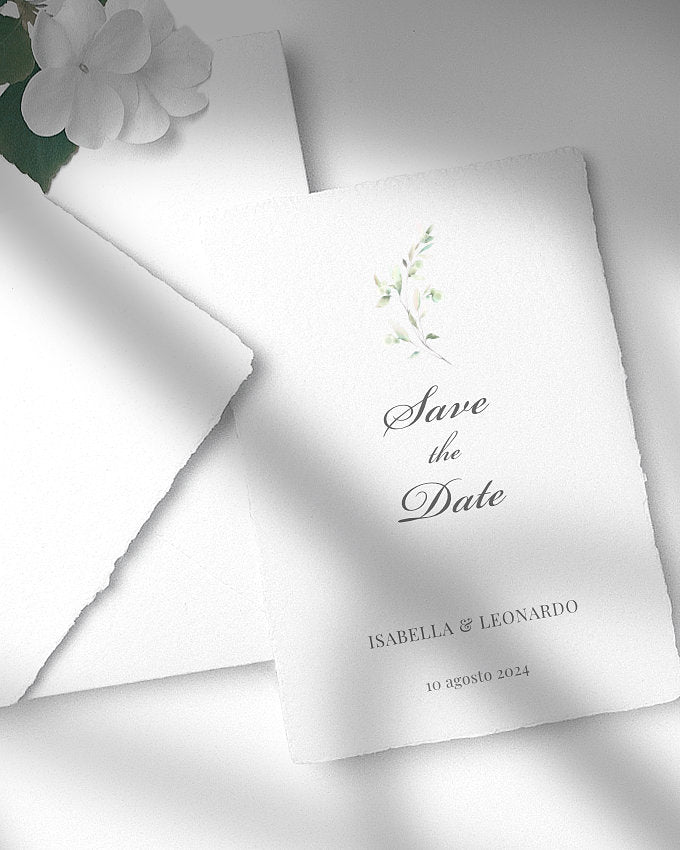Moderne Save-the-date Karte zur Hochzeit auf handgeschöpftem Büttenpapier in der Größe A6 (148x105mm) mit Kuvert C6.