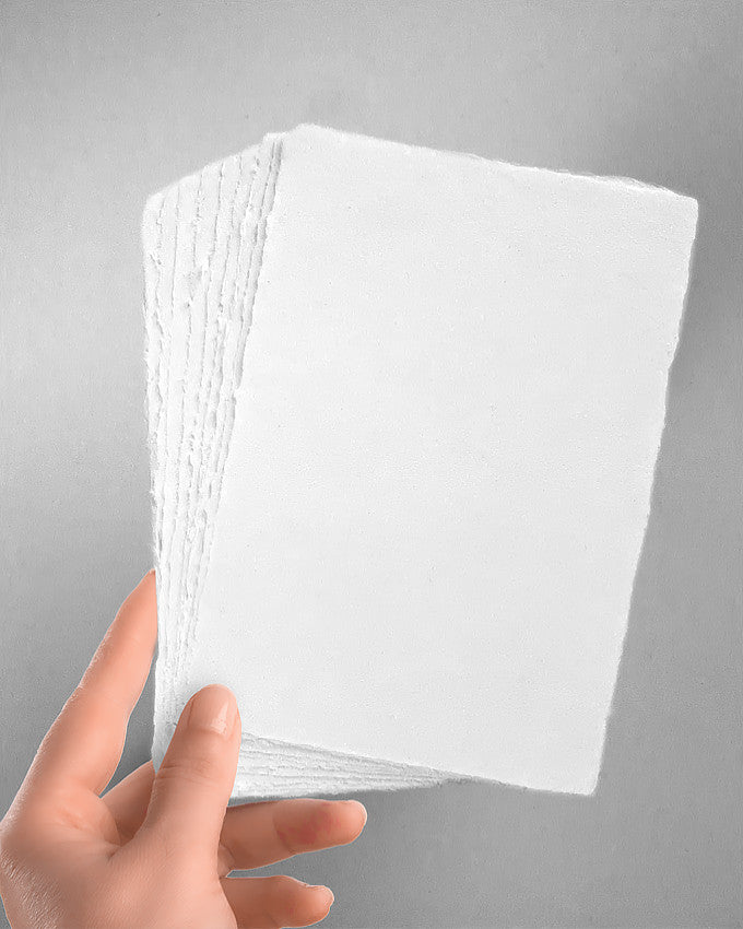 Hochwertiges handgeschöpftes Büttenpapier in der Größe B6 (12x17 cm) in weiß.