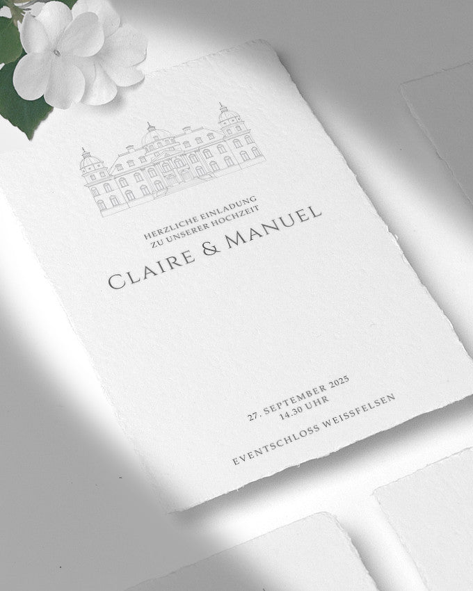 Elegante Einladungskarte zur Hochzeit im Eventschloss auf handgeschöpftem Büttenpapier in der Größe B6 (12x17cm).
