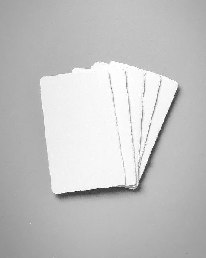 Platzkarten aus handgeschöpftem Büttenpapier zum Selberbeschriften.