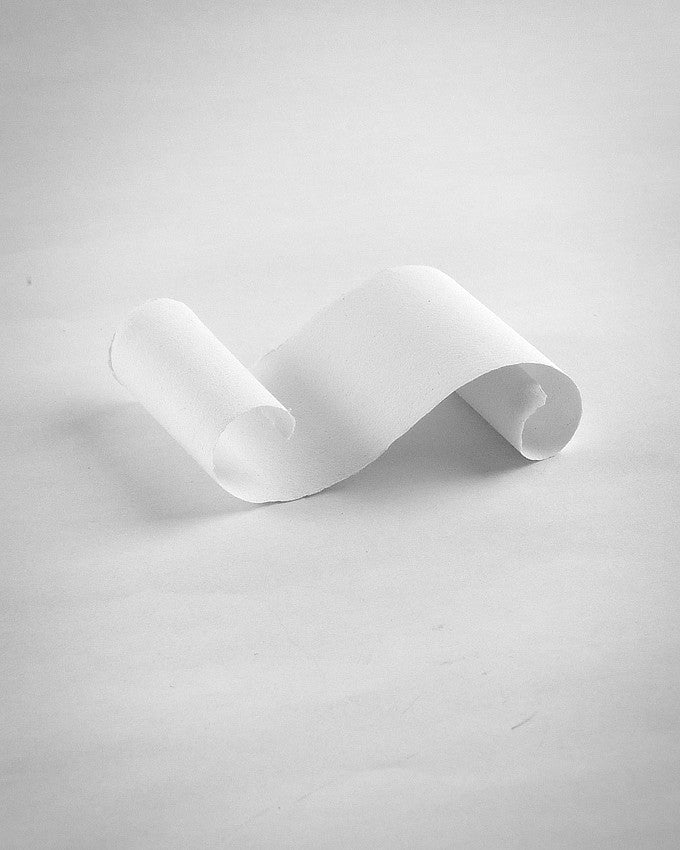 Stilvolle Platzkarten zum Rollen aus handgeschöpftem Büttenpapier für den Hochzeitstisch.